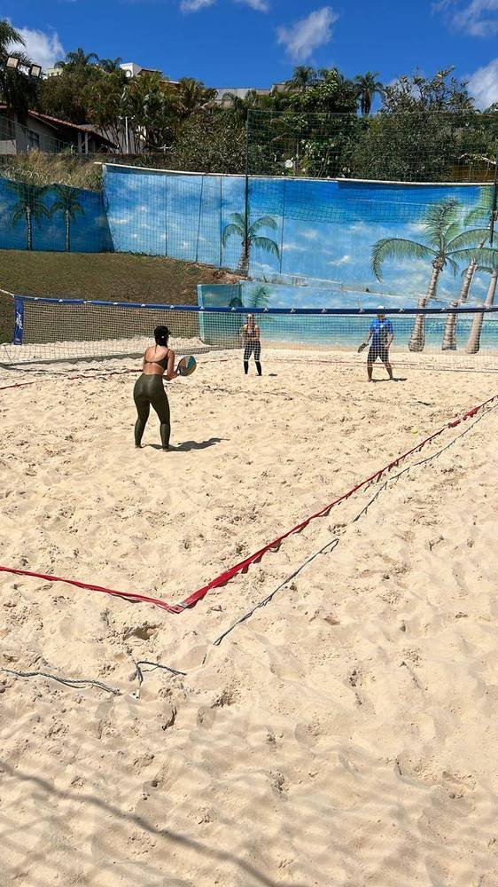 Jogadores de beach tennis nas quadras da Astral