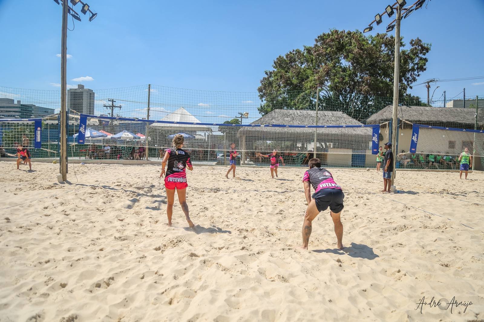 Jogo de futevôlei nas quadras de areia da Astral Beach Sports em Belo Horizonte