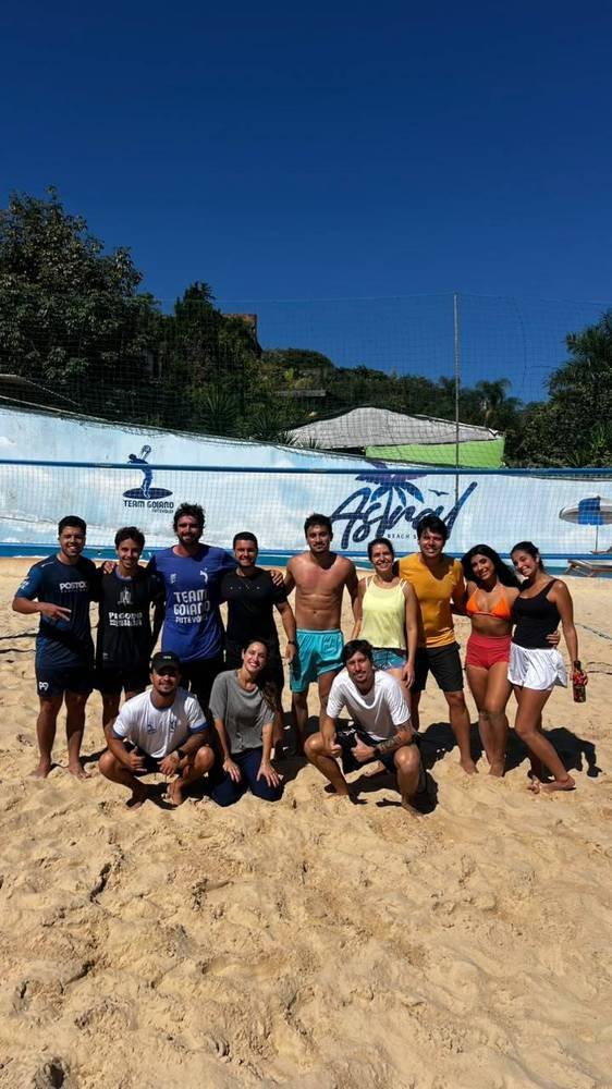 Turma de alunos e professores do Team Goiano reunidos na quadra da Astral
