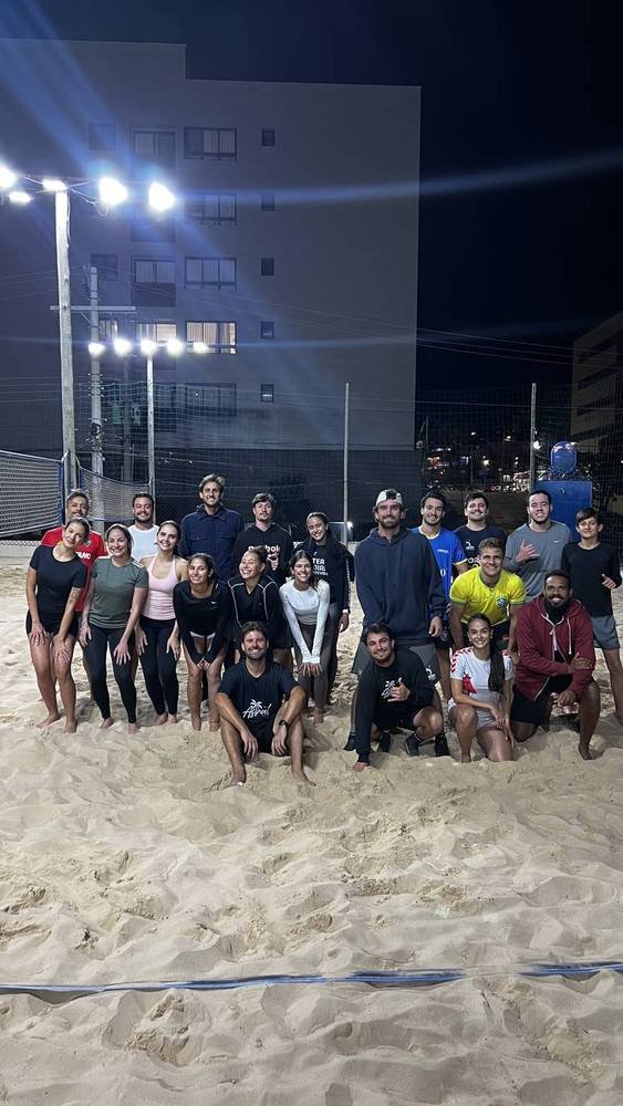 Turma da noite reunida na quadra iluminada da Astral